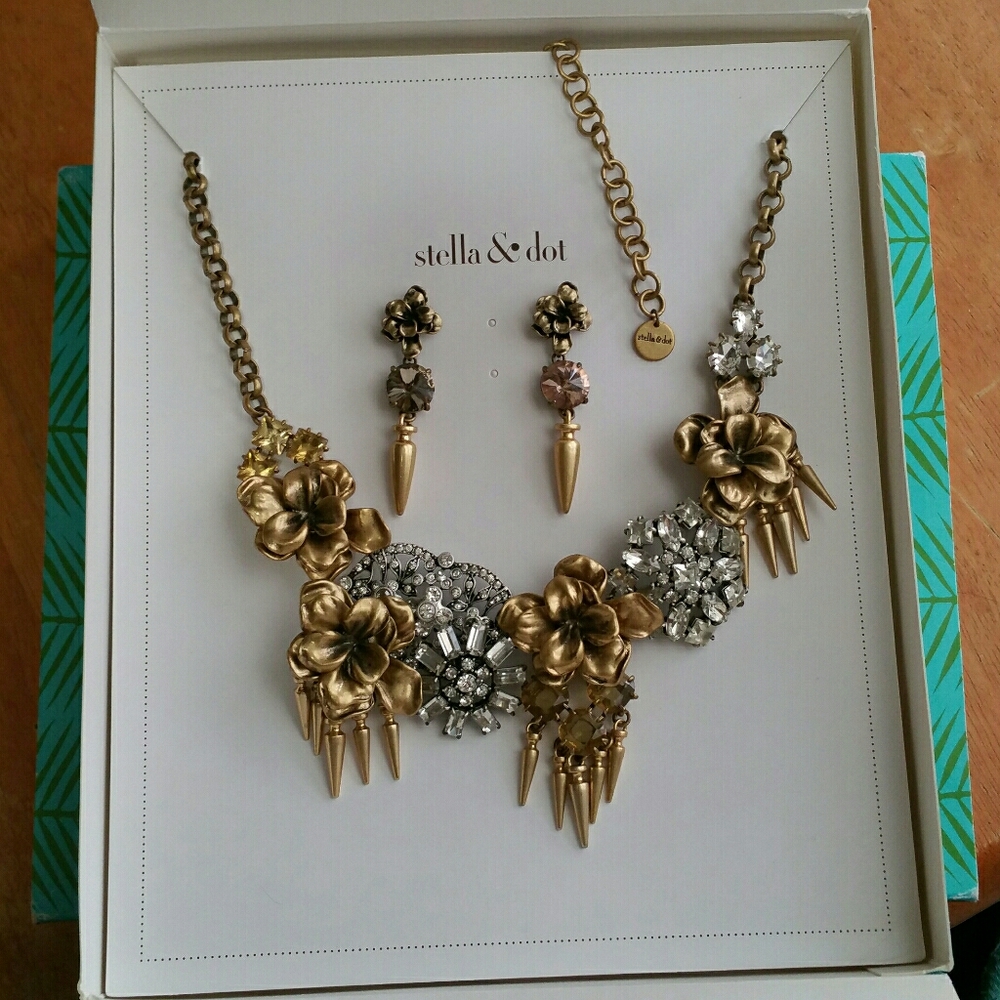 Stella & Dot Necklace and Earings Gold Flower